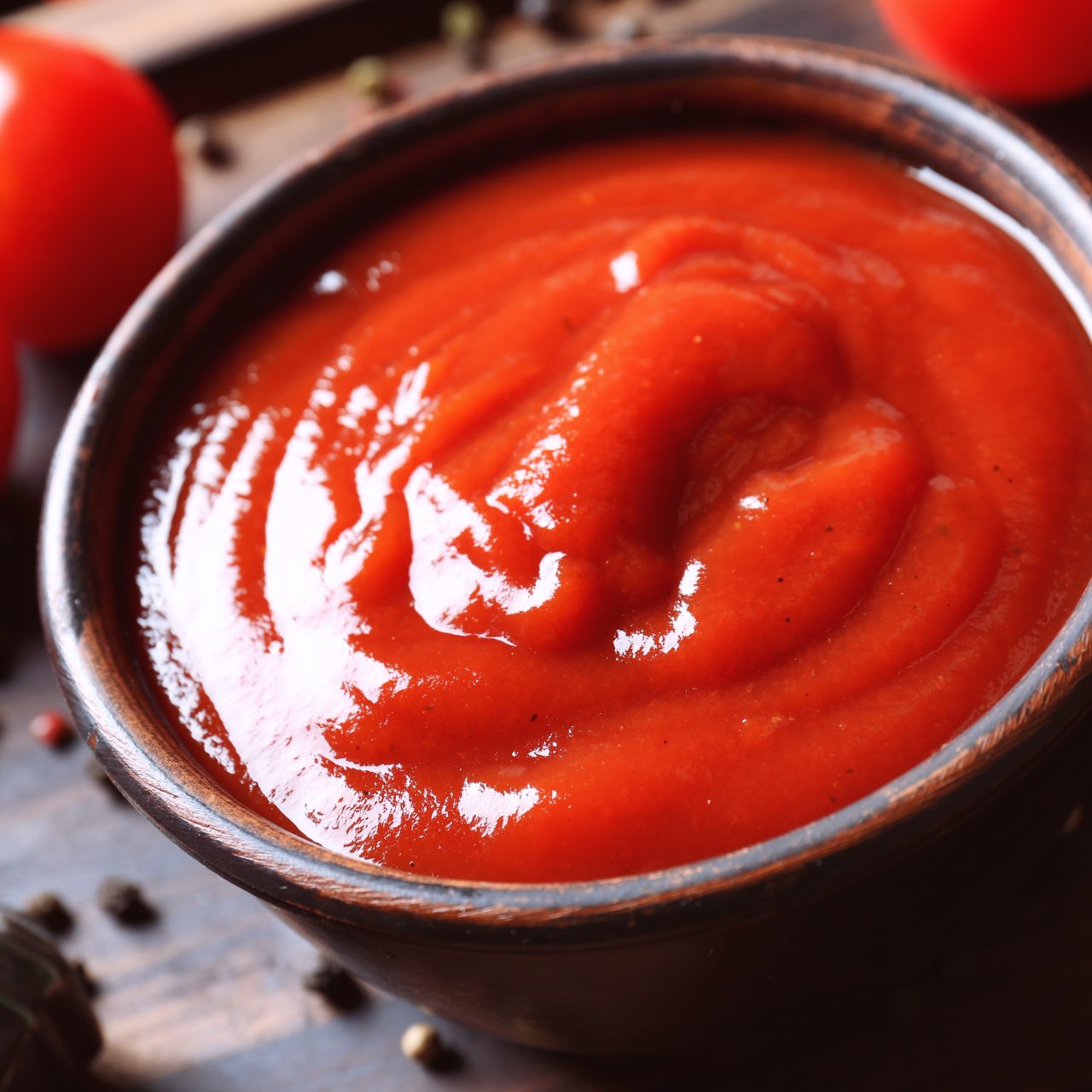 Delicious,Ketchup,In,Bowl,With,Ingredients,On,Tray,,Closeup